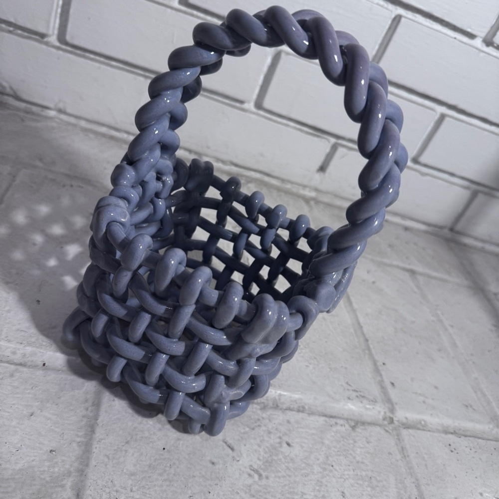 Ceramic woven basket in perfect condition, lavender/light purple color - Picture 9 of 10
